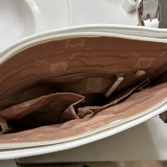 Anne Klein White and Tan Textured Tote - Picture 4 of 4
